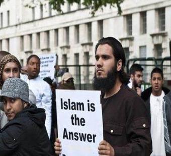 Каждый год тысячи британцев принимают Ислам