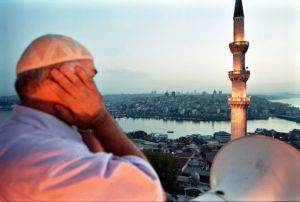 Азан привлекает иностранцев к Исламу в Турции