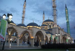Мусульмане Северного Кавказа съезжаются в Грозный