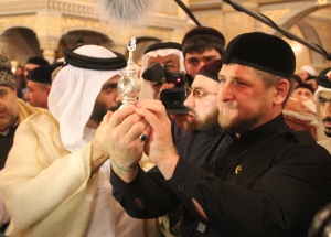 Доктор шейх Ахмад передал семье Кадыровых чеченскому народу на вечное хранение волосы Пророка (мир ему)