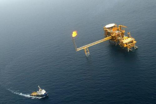 Экспорт иранской нефти из-за санкций за 9 месяцев упал на 40%