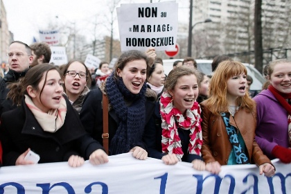 Франция легализовала содомию и усыновление детей гомосексуальными парами.