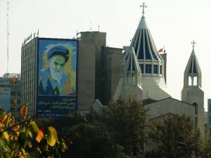 Почему в Тегеране 15 синагог и 43 христианских храма
