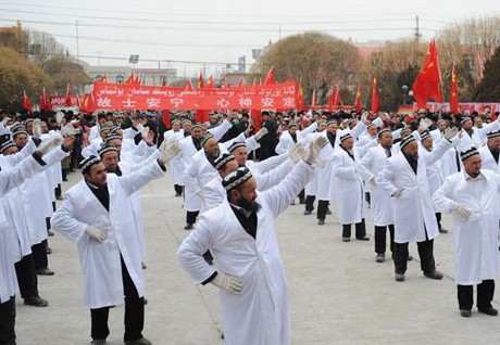 В Китае имамов заставили танцевать на площади