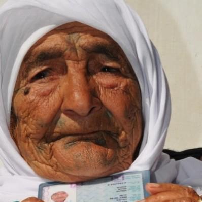 124-летняя мусульманка отказалась снять платок в обмен на деньги и славу.