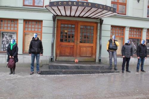 Православные активисты положили свиную голову на крыльцо МХТ