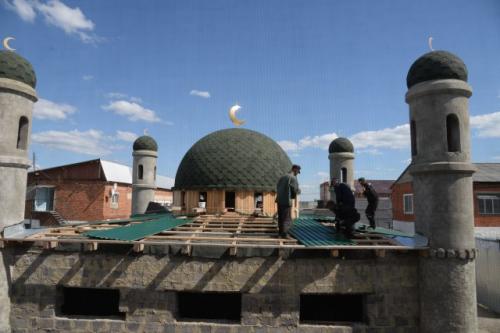 На зоне возвели четырех минаретную мечеть