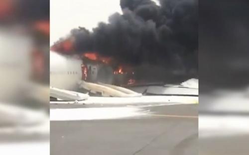 В Дубае после экстренной посадки загорелся самолет