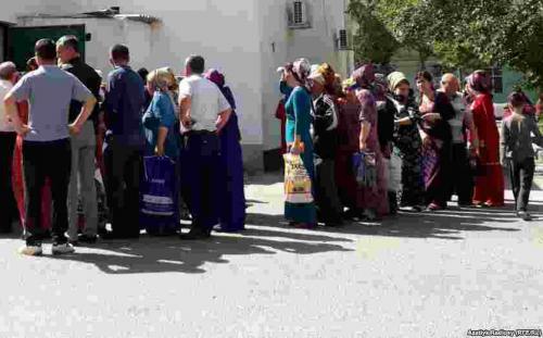 Жители Туркменистана выстроились в очереди за хлебом  