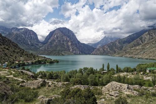 Число посетивших Таджикистан туристов из России в в 2023 году выросло на 92,8%